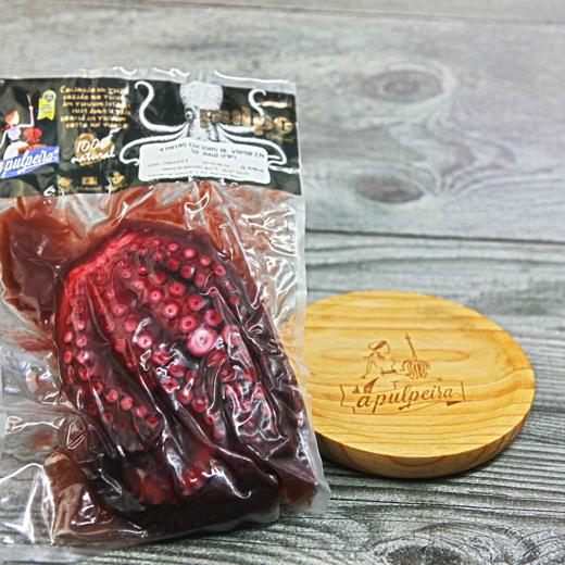 Bolsa con cuatro patas de pulpo cocido en vacío con su propio jugo.