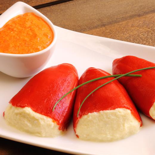 Pimiento de piquillo relleno de bacalao (Cod-stuffed piquillo peppers) img0