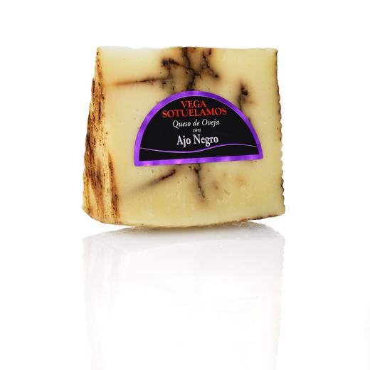 QUESO DE OVEJA CURADO CON AJO NEGRO - SHEEP CHEESE AGED WITH BLACK GARLIC